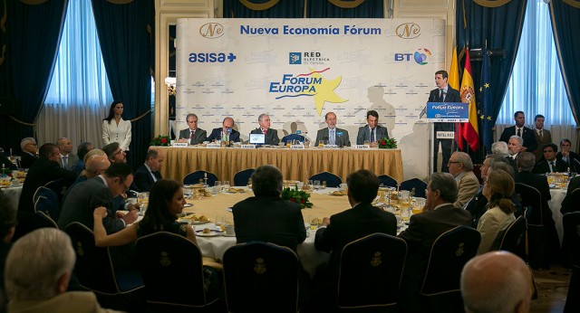 Pablo Casado presenta a Álvaro Uribe