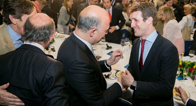 Pablo Casado asiste a la conferencia-almuerzo de Nueva Economía Fórum con Pierre Moscovici