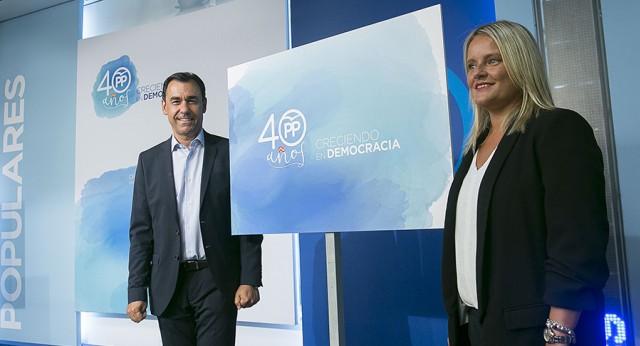 Fernando Martínez-Maillo y Mari Mar Blanco con el logo #40AñosPP