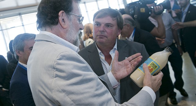 Mariano Rajoy probando la horchata Chufa de Valencia