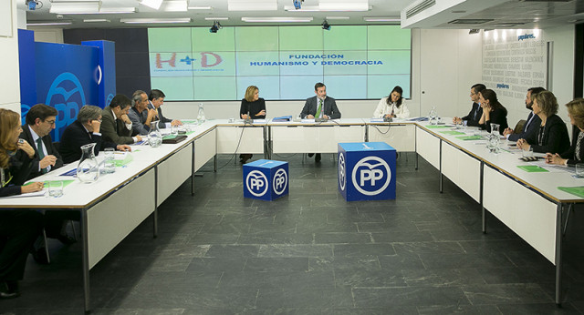 María Dolores de Cospedal y Rafael Rodríguez-Ponga en la primera reunión del Patronato de la Fundación Humanismo y Democracia