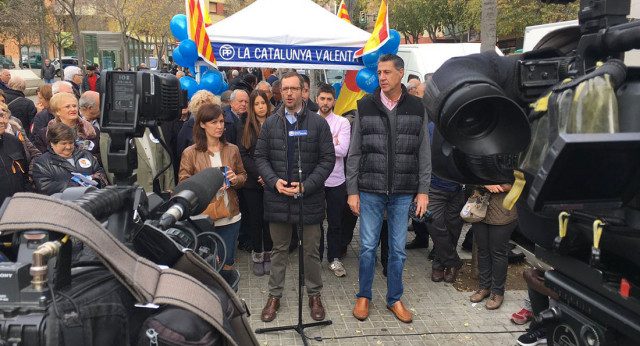 Javier Maroto y Xavier García Albiol visitan el mercado de ‘Los Pajaritos’ en L’Hospitalet