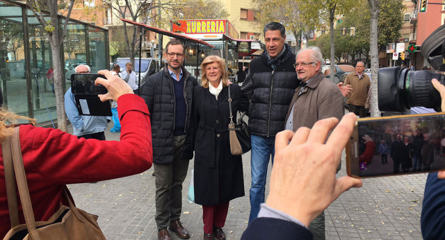 Javier Maroto y Xavier García Albiol visitan el mercado de ‘Los Pajaritos’ en L’Hospitalet