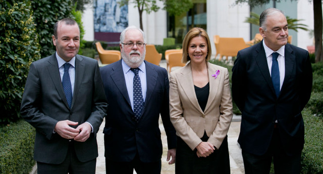 La Secretaria General junto a Esteban Gonzalez Pons, Miguel Arias Cañete y Manfred Weber a su llegadas a las jornadas