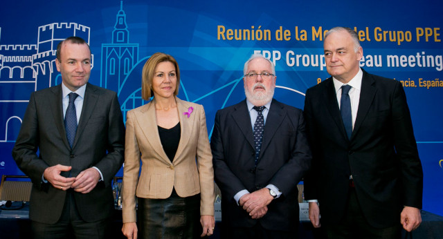 Mª Dolores de Cospedal junto a Manfred Weber, Miguel Arias Cañete y Esteban González POns