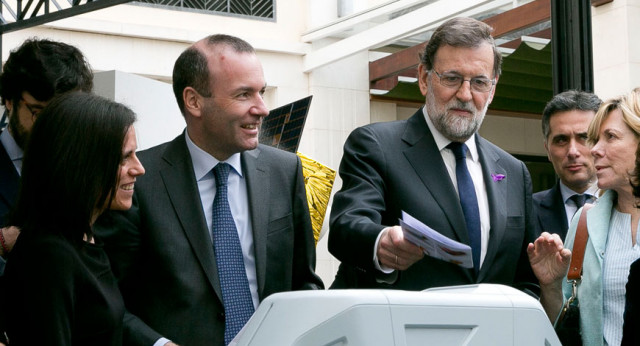 Mariano Rajoy visita la exposición con miembros del EPP