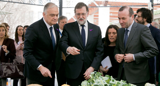 Mariano Rajoy visita la exposición con miembros del EPP