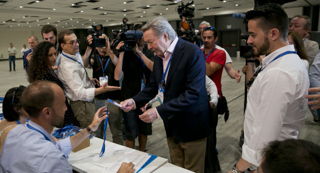 Luis de Grandes recoge su acreditación en el XIX Congreso Nacional Extraordinario del Partido Popular