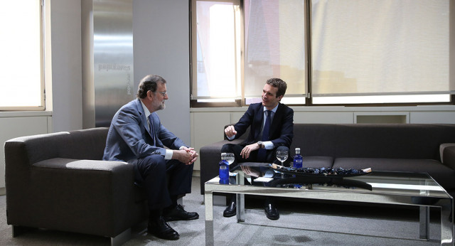 Casado y Rajoy mantienen una reunión en la sede nacional del Partido Popular