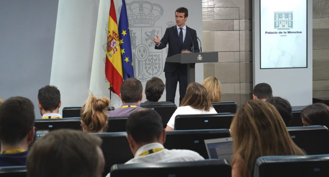 El presidente del Partido Popular, Pablo Casado, atiende a los medios de comunicación desde La Moncloa