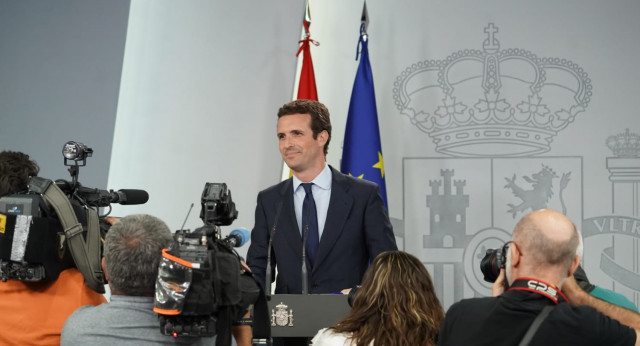 El presidente del Partido Popular, Pablo Casado, atiende a los medios de comunicación desde La Moncloa