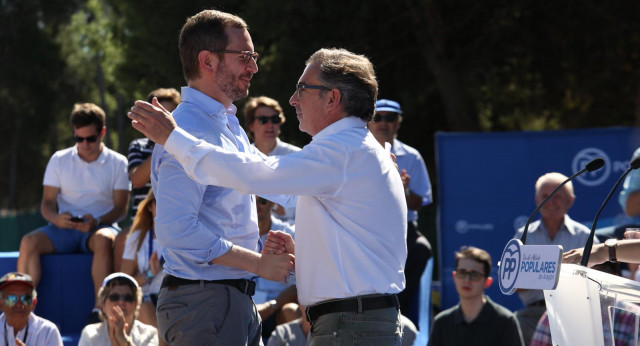 Javier Maroto y Luis María Beamonte se saludan en el Día del Afiliados del PP de Aragón