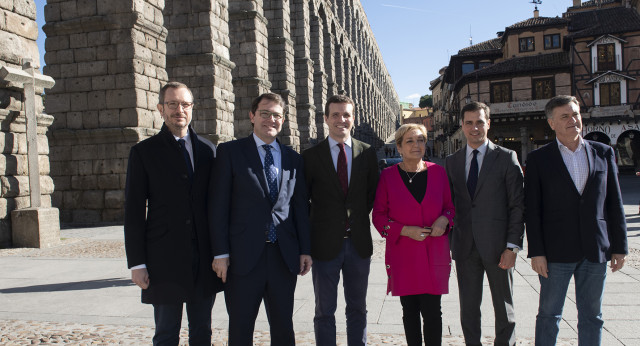 Foto de familia de la visita de Pablo Casado a Segovia