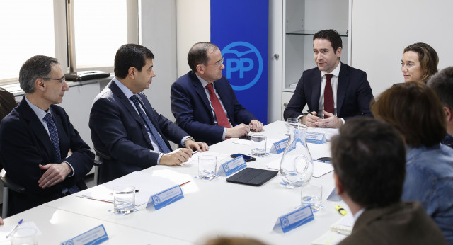 Reunión de Teodoro García Egea, Cuca Gamarra y Sandra Moneo con asociaciones de la Enseñanza Concertada