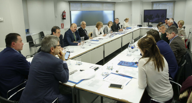 Isabel García Tejerina en una reunión con Foro Forestal