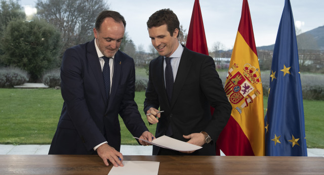 Firma del pacto Partido Popular y UPN en Pamplona