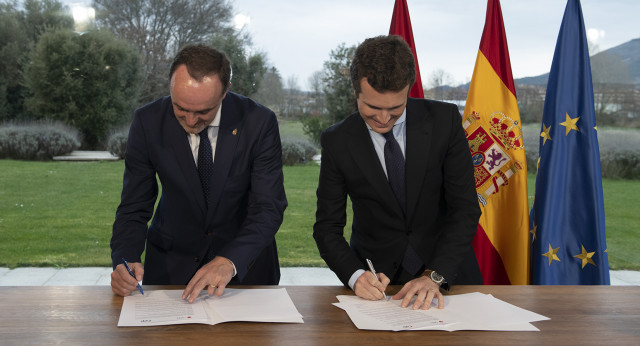 Firma del pacto Partido Popular y UPN en Pamplona