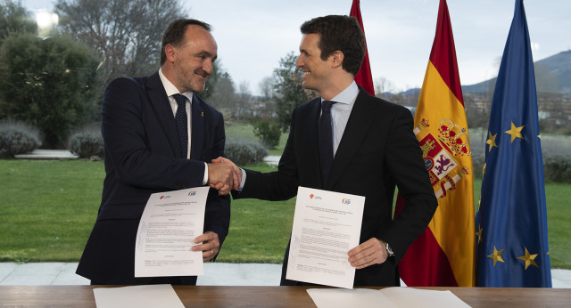 Firma del pacto Partido Popular y UPN en Pamplona