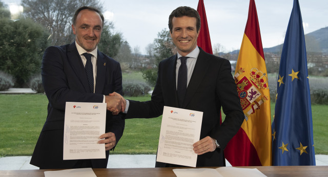 Firma del pacto Partido Popular y UPN en Pamplona