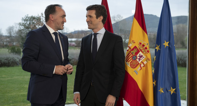 Firma del pacto Partido Popular y UPN en Pamplona