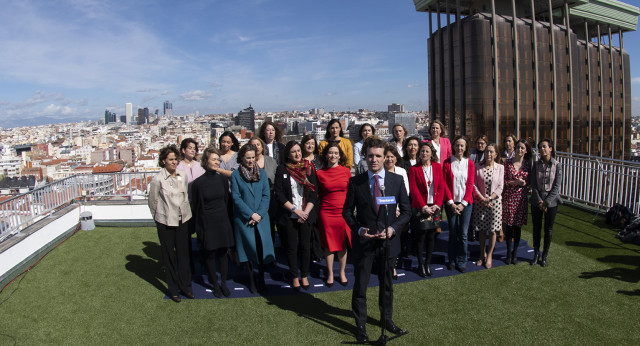 Pablo Casado con mujeres candidatas del Partido Popular en un acto por el Día de la Mujer