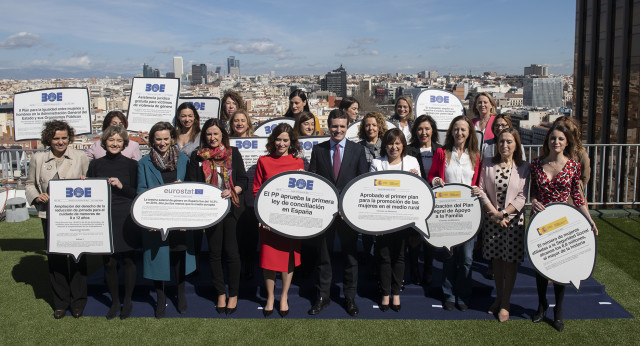 Pablo Casado con mujeres candidatas del Partido Popular en un acto por el Día de la Mujer