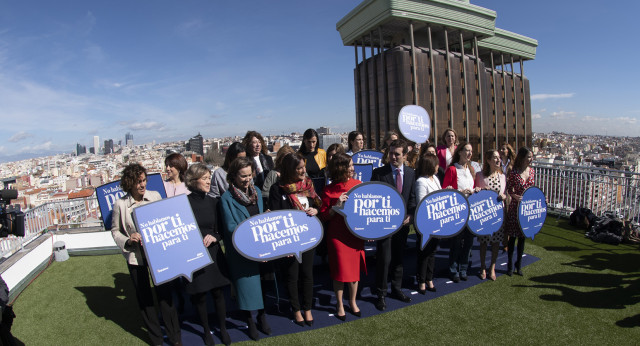 Pablo Casado con mujeres candidatas del Partido Popular en un acto por el Día de la Mujer