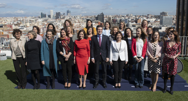 Pablo Casado con mujeres candidatas del Partido Popular en un acto por el Día de la Mujer