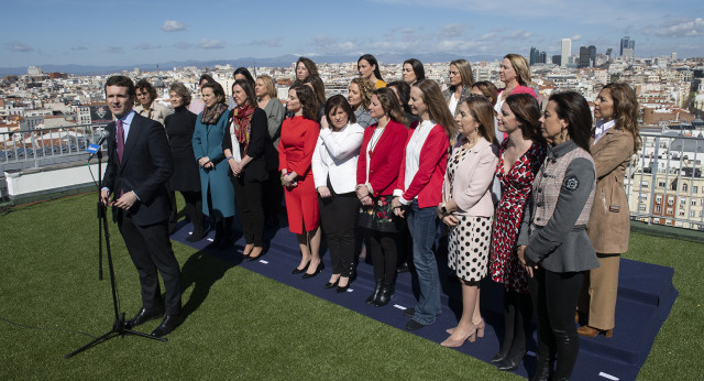 Pablo Casado con mujeres candidatas del Partido Popular en un acto por el Día de la Mujer