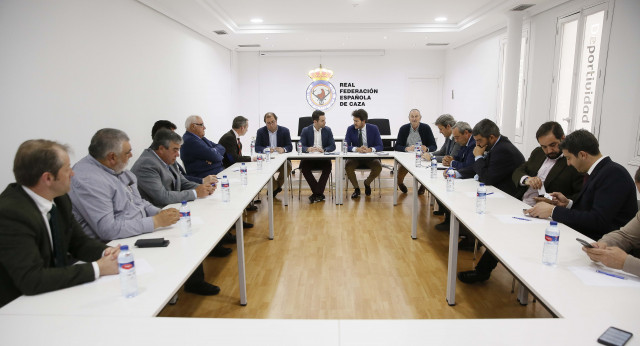 Teodoro García Egea en una reunión con la Real Federación Española de Caza