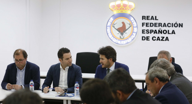 Teodoro García Egea en una reunión con la Real Federación Española de Caza