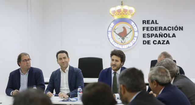 Teodoro García Egea en una reunión con la Real Federación Española de Caza