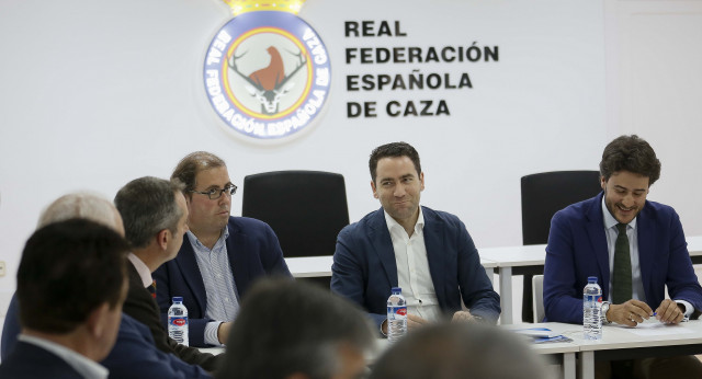 Teodoro García Egea en una reunión con la Real Federación Española de Caza