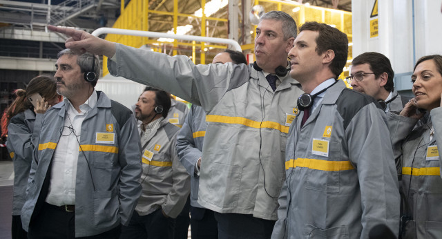 Pablo Casado en la Factoría de Renault en Palencia.