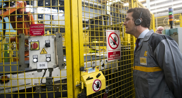 Pablo Casado en la Factoría de Renault en Palencia.