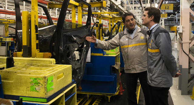 Pablo Casado en la Factoría de Renault en Palencia.