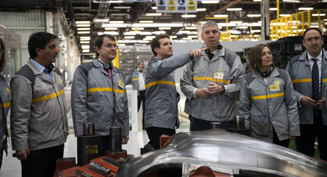 Pablo Casado en la Factoría de Renault en Palencia.