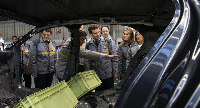 Pablo Casado en la Factoría de Renault en Palencia.