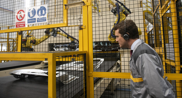 Pablo Casado en la Factoría de Renault en Palencia.