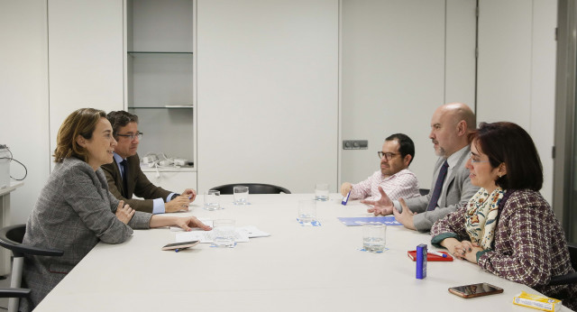 Cuca Gamarra, en una reunión con miembros del CERMI (Comité Español de Representantes de Personas con Discapacidad)
