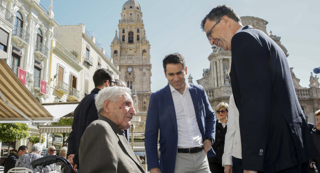 Teodoro García Egea paseo por calles de Murcia