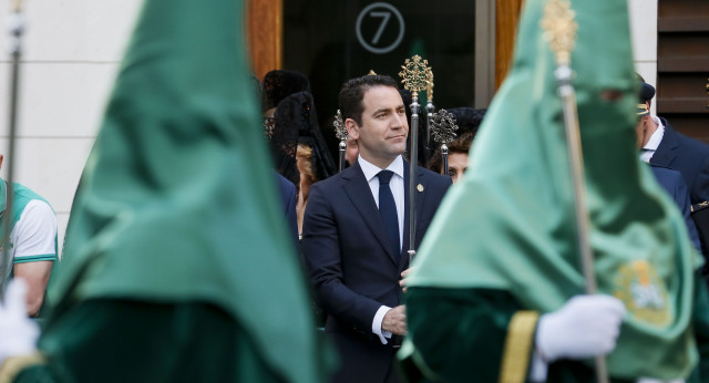 Teodoro García Egea participa en una procesión en Murcia