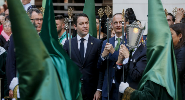 Teodoro García Egea participa en una procesión en Murcia