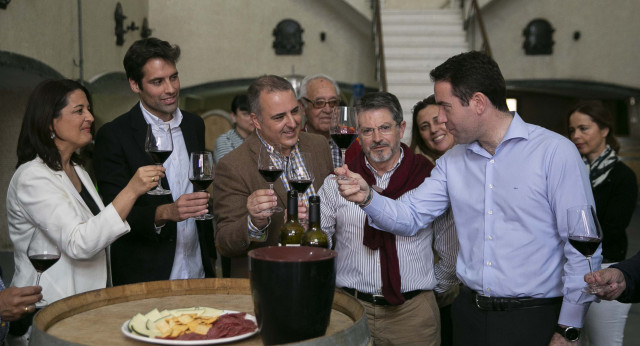 Teodoro García Egea visita un viñedo en Bullas