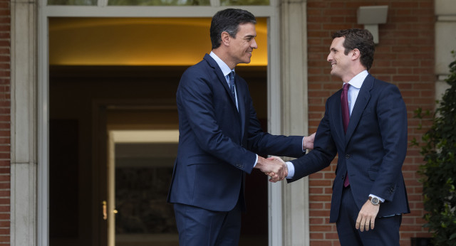 Pablo Casado se reúne con Pedro Sánchez en Moncloa