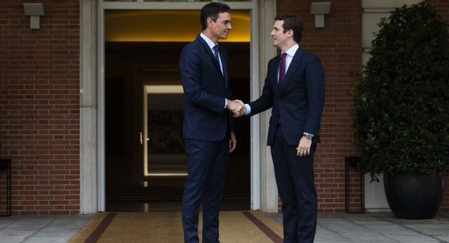 Pablo Casado se reúne con Pedro Sánchez en Moncloa