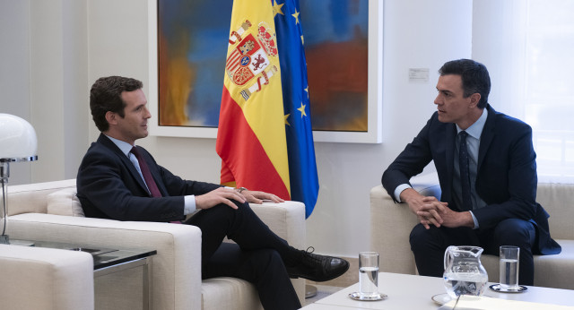 Pablo Casado se reúne con Pedro Sánchez en Moncloa