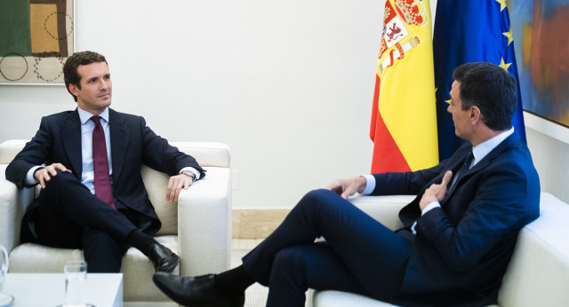 Pablo Casado se reúne con Pedro Sánchez en Moncloa