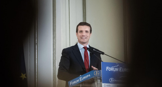 Pablo Casado y Dolors Montserrat en Forum Europa