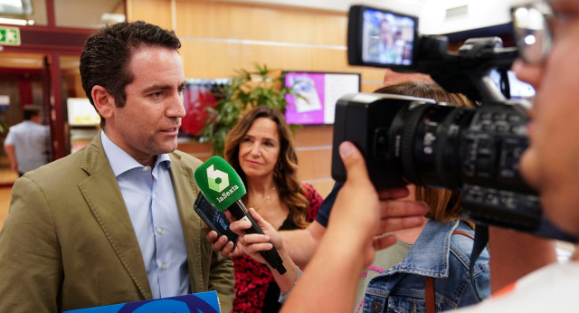 Teodoro García asiste a la presentación del libro &quot;Treinta cafés. Las cualidades del liderazgo&quot;, de Euprepio Padula